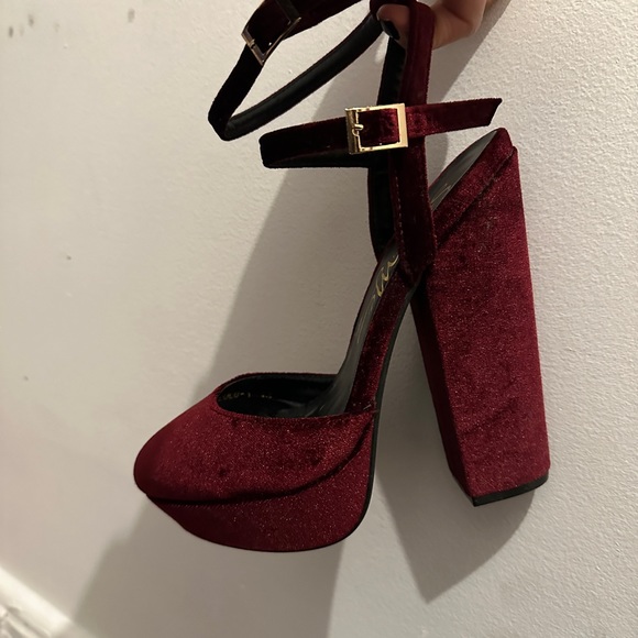 Burgundy velour high heel platforms - Picture 2 of 3